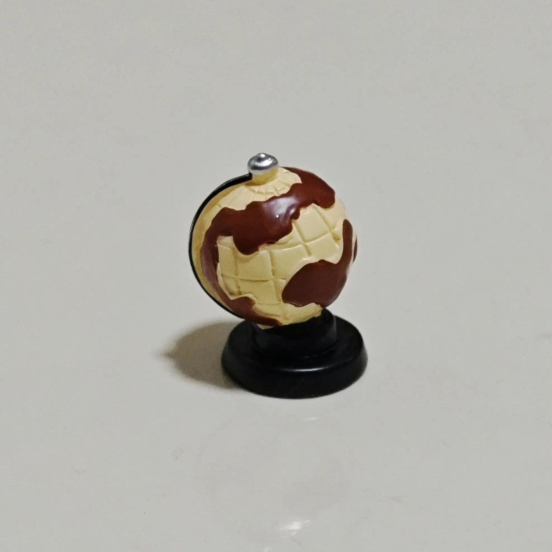 Detailed miniature globe accessory featured in Hirono Geographer diorama set.